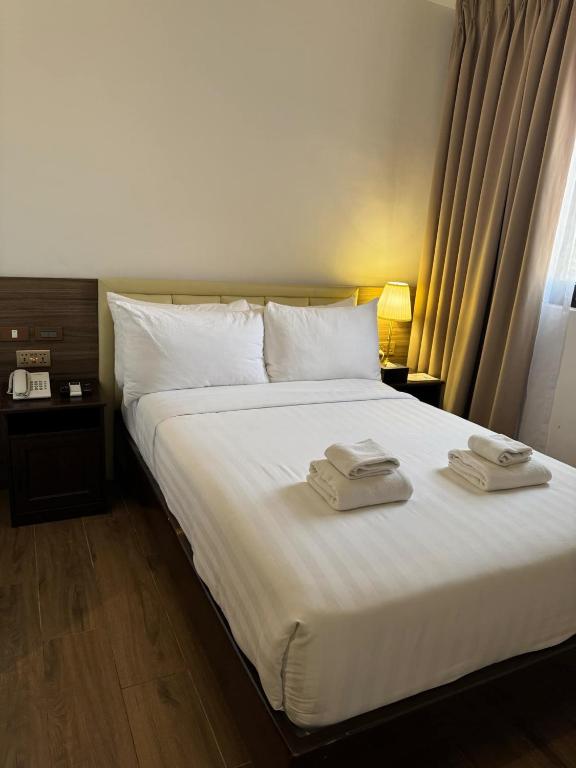 Postel nebo postele na pokoji v ubytování Red Iron Hotel