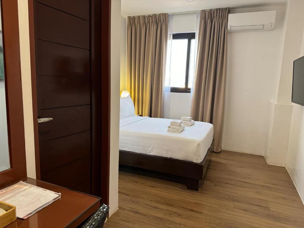 Postel nebo postele na pokoji v ubytování Red Iron Hotel