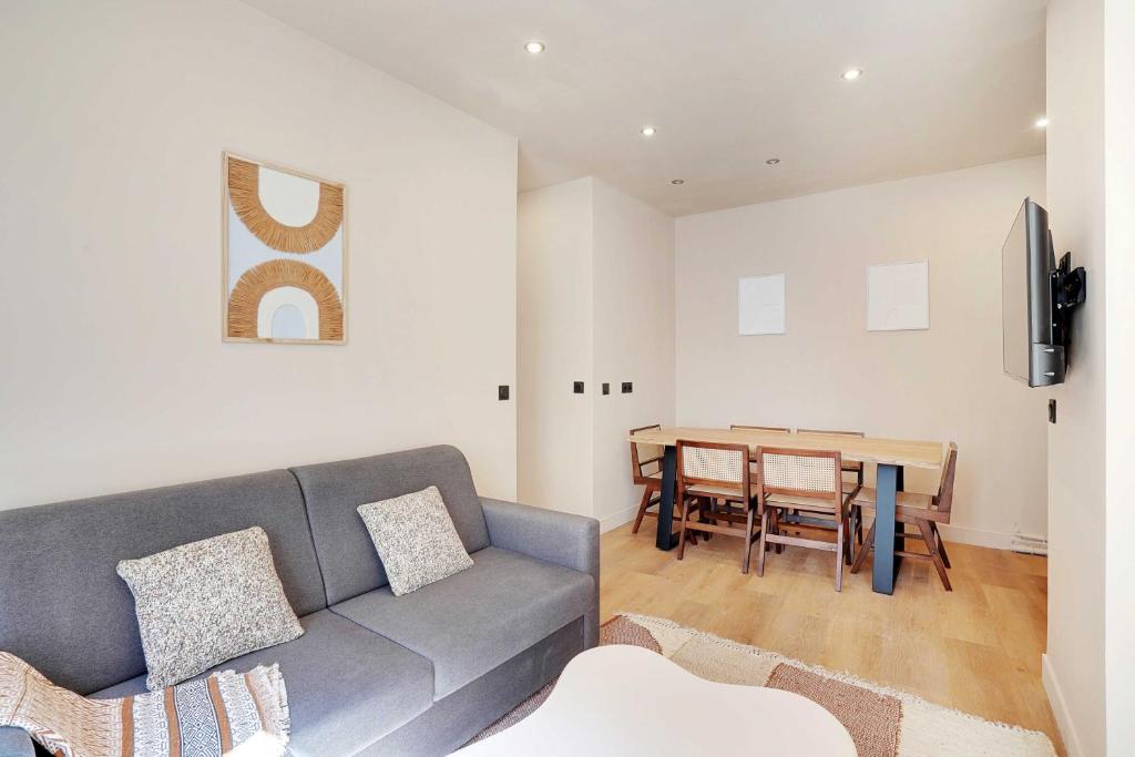 un salon avec un canapé et une table dans l'établissement Refurbished Apartment - 2BD-8P - Place D'Italie, à Paris