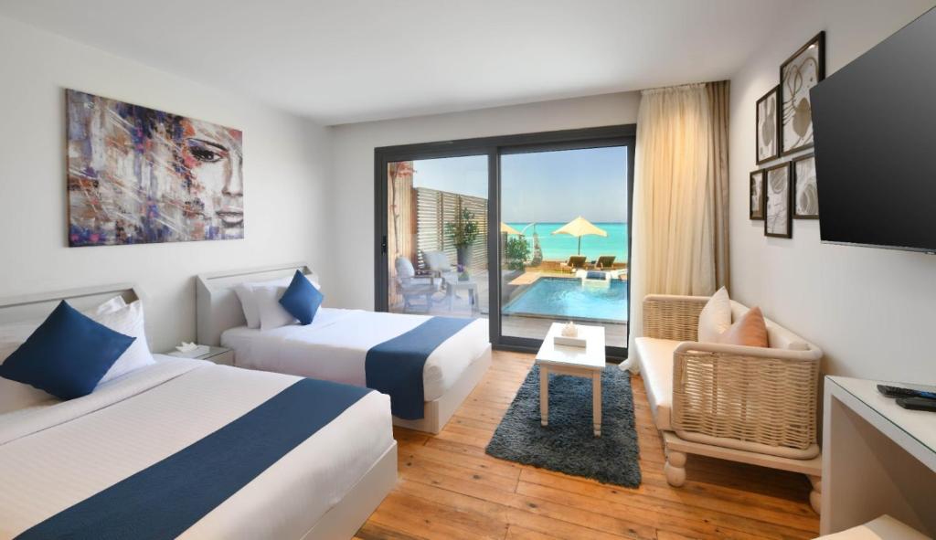 Postel nebo postele na pokoji v ubytování XU Sidi Abdel Rahman Resort & Spa