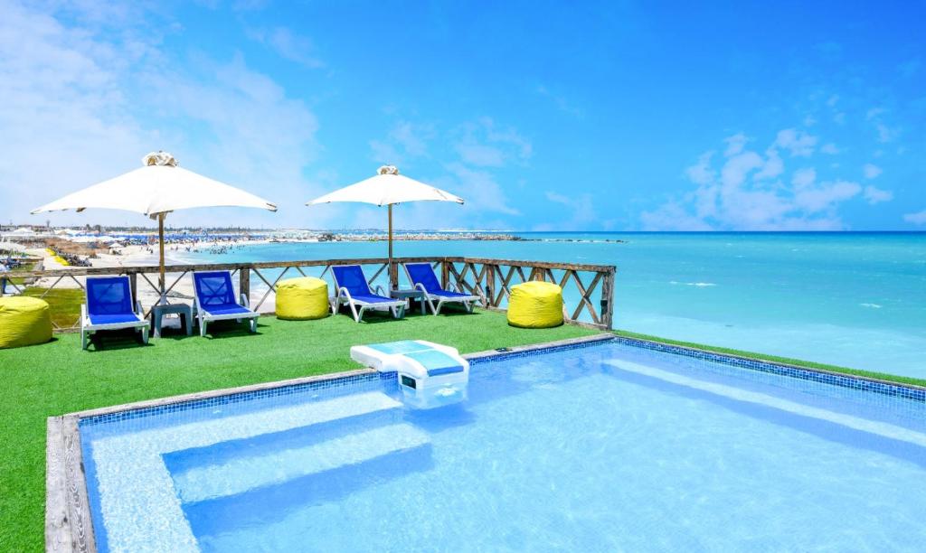 Bazén v ubytování XU Sidi Abdel Rahman Resort & Spa nebo v jeho okolí