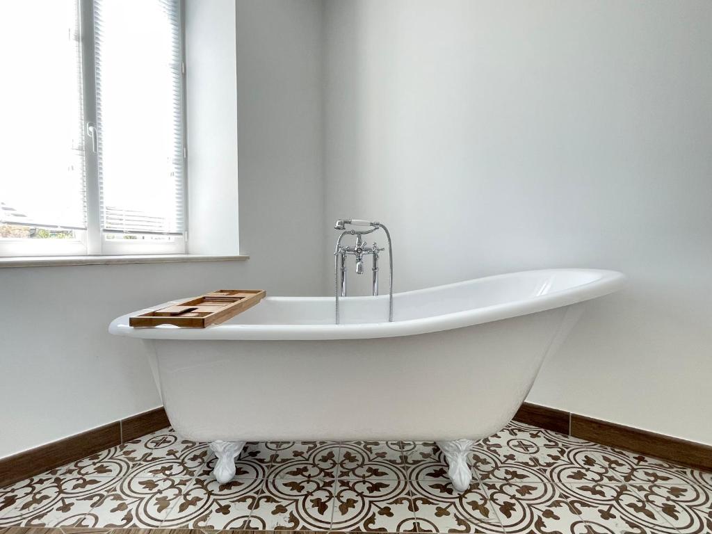 Koupelna v ubytování La clairiere Maison spacieuse rénovée joliment décorée tout confort 12 p 2 sdb 2 wc grand jardin clos, belle terrasse aménagée, parking privatif, ping pong baby foot proche Omaha Beach et Bayeux