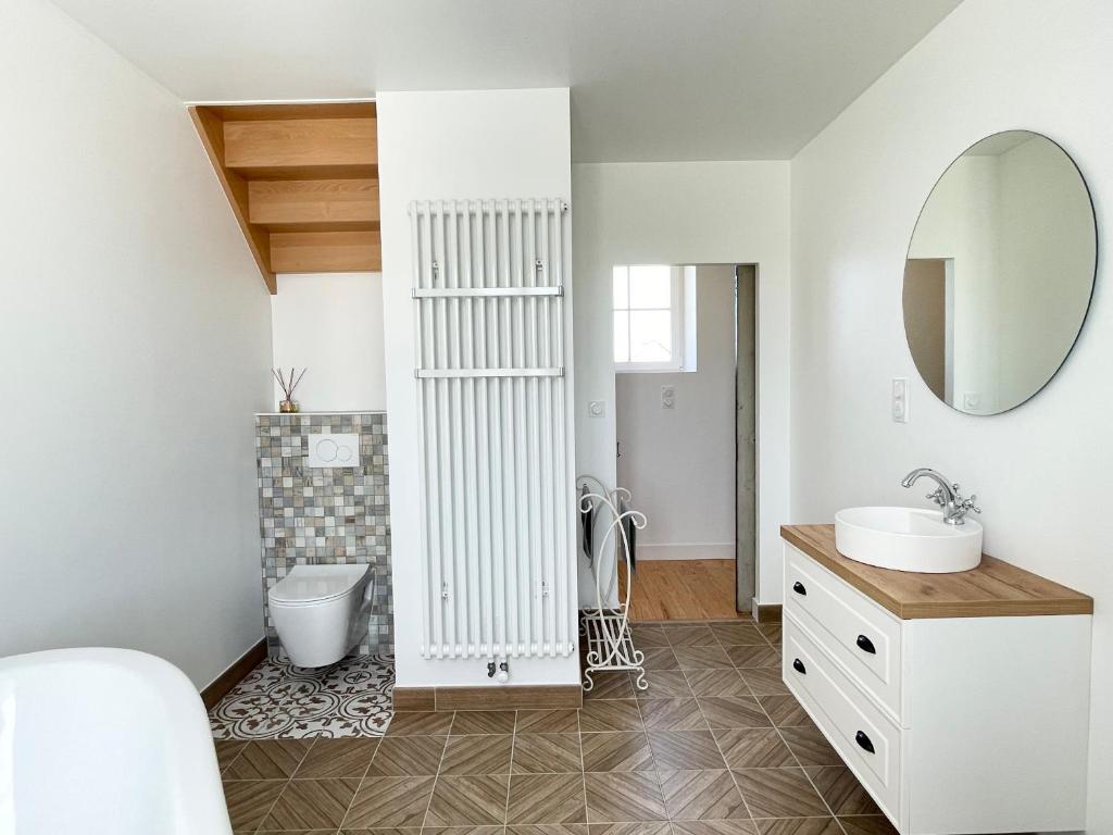 Koupelna v ubytování La clairiere Maison spacieuse rénovée joliment décorée tout confort 12 p 2 sdb 2 wc grand jardin clos, belle terrasse aménagée, parking privatif, ping pong baby foot proche Omaha Beach et Bayeux