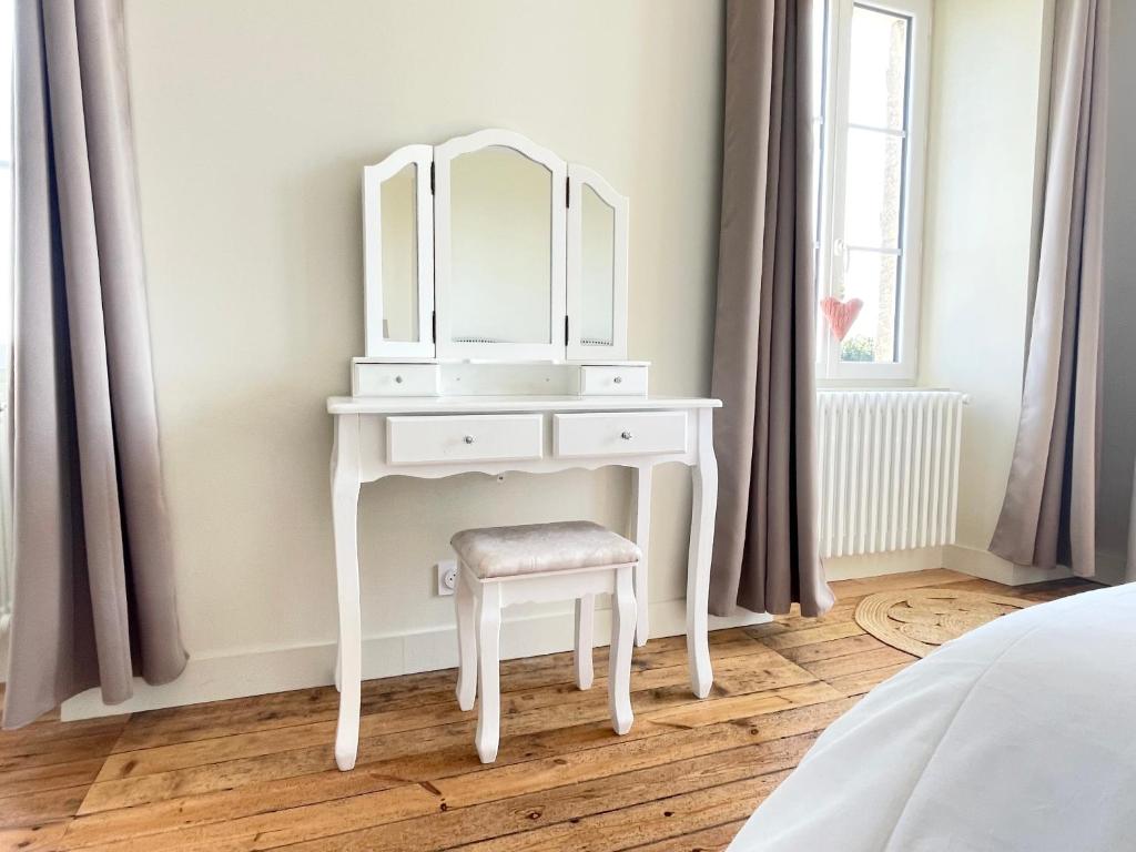 Postel nebo postele na pokoji v ubytování La clairiere Maison spacieuse rénovée joliment décorée tout confort 12 p 2 sdb 2 wc grand jardin clos, belle terrasse aménagée, parking privatif, ping pong baby foot proche Omaha Beach et Bayeux