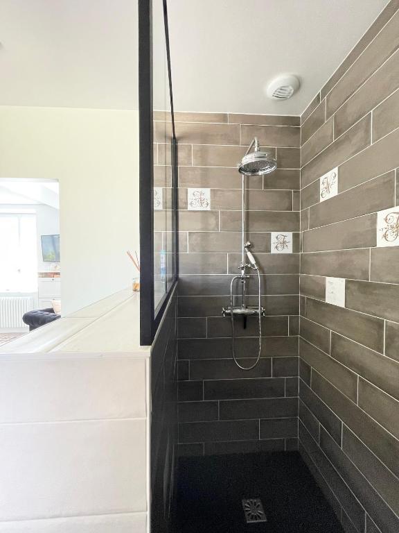 Koupelna v ubytování La clairiere Maison spacieuse rénovée joliment décorée tout confort 12 p 2 sdb 2 wc grand jardin clos, belle terrasse aménagée, parking privatif, ping pong baby foot proche Omaha Beach et Bayeux