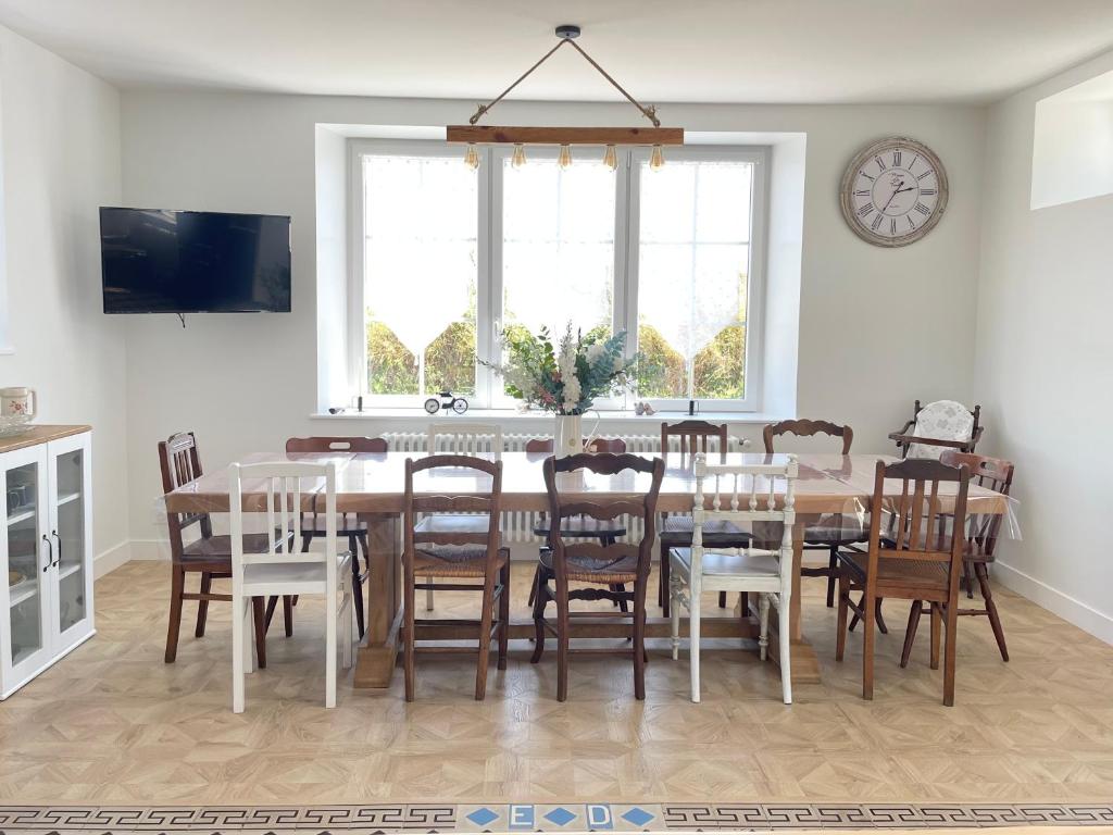 TV a/nebo společenská místnost v ubytování La clairiere Maison spacieuse rénovée joliment décorée tout confort 12 p 2 sdb 2 wc grand jardin clos, belle terrasse aménagée, parking privatif, ping pong baby foot proche Omaha Beach et Bayeux