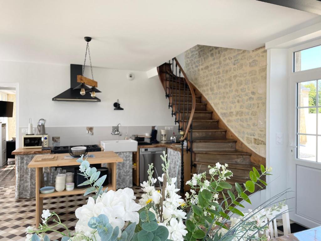 Kuchyň nebo kuchyňský kout v ubytování La clairiere Maison spacieuse rénovée joliment décorée tout confort 12 p 2 sdb 2 wc grand jardin clos, belle terrasse aménagée, parking privatif, ping pong baby foot proche Omaha Beach et Bayeux