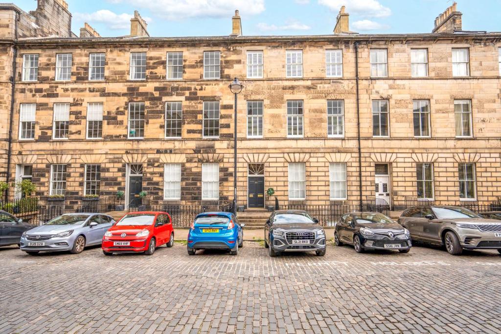 Hotel Georgian Gem in the New Town, a row of cars parked in front of a building at Georgian Gem in the New Town in Edinburgh