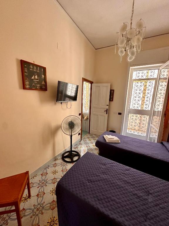 Televízia a/alebo spoločenská miestnosť v ubytovaní Maman Suite, city center near Molo Beverello