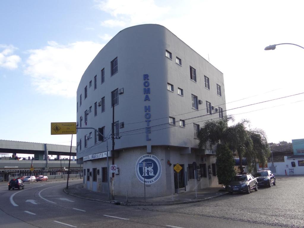un edificio blanco en la esquina de una calle en Roma Hotel en Porto Alegre