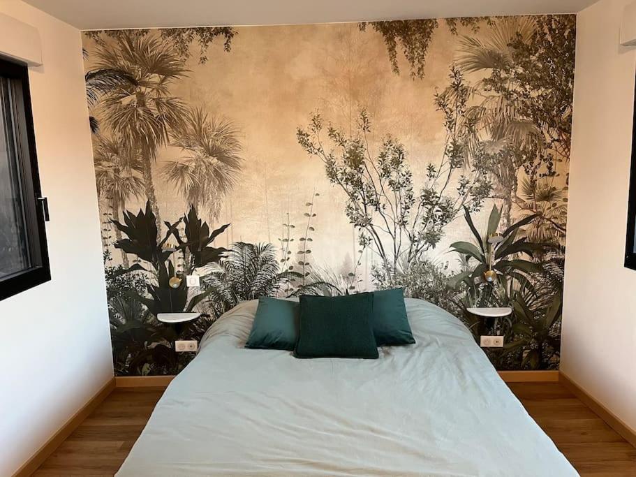 - une chambre avec un lit orné d'une fresque murale dans l'établissement Studio à Raimbeaucourt, à Raimbeaucourt