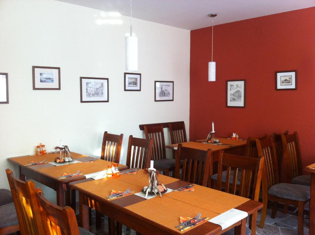 Reštaurácia alebo iné gastronomické zariadenie v ubytovaní Alt Baden Apartement