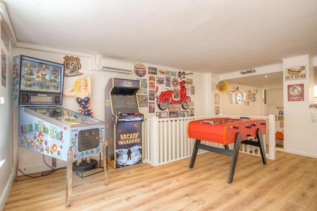 - une salle avec 2 jeux d'arcade et une table dans l'établissement Happy Days, 150m2 de divertissement, Lyon 7, à Lyon