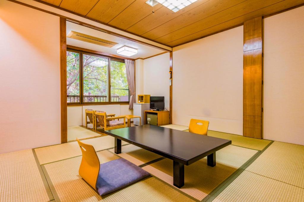 TV a/nebo společenská místnost v ubytování Ooedo Onsen Monogatari Premium Ikaho