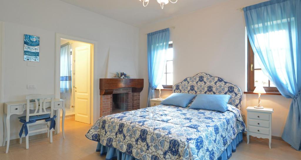 A bed or beds in a room at Villa Il Fortino