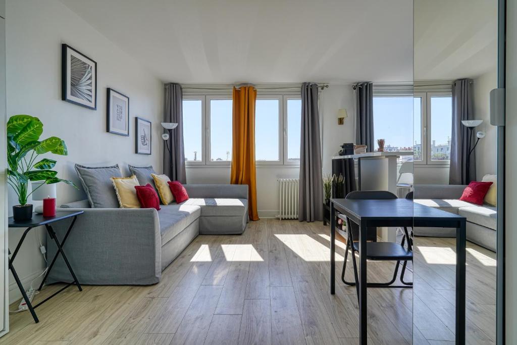 un salon avec un canapé et une table dans l'établissement Studio 4 people Accord Arena Bercy, à Paris