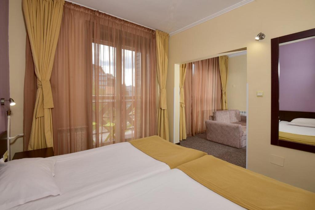 Snezhanka Hotel Pamporovo - Half Board & Ski - Junior Suite (2 Adults + 1 Child)