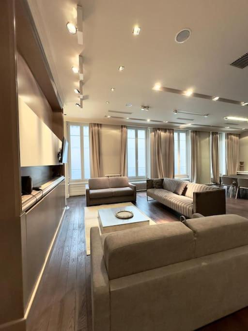 un salon avec deux canapés et une télévision dans l'établissement Appartement spacieux et lumineux pour 8, Lyon 1er, à Lyon