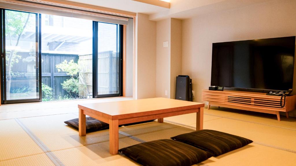 TV a/nebo společenská místnost v ubytování Tabist kiki HOTEL KYOTO Gojo Karasuma