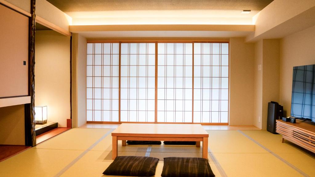 TV a/nebo společenská místnost v ubytování Tabist kiki HOTEL KYOTO Gojo Karasuma