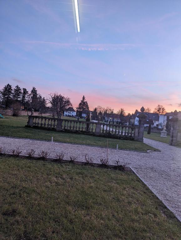 Východ nebo západ slunce při pohledu z hotelu nebo okolí