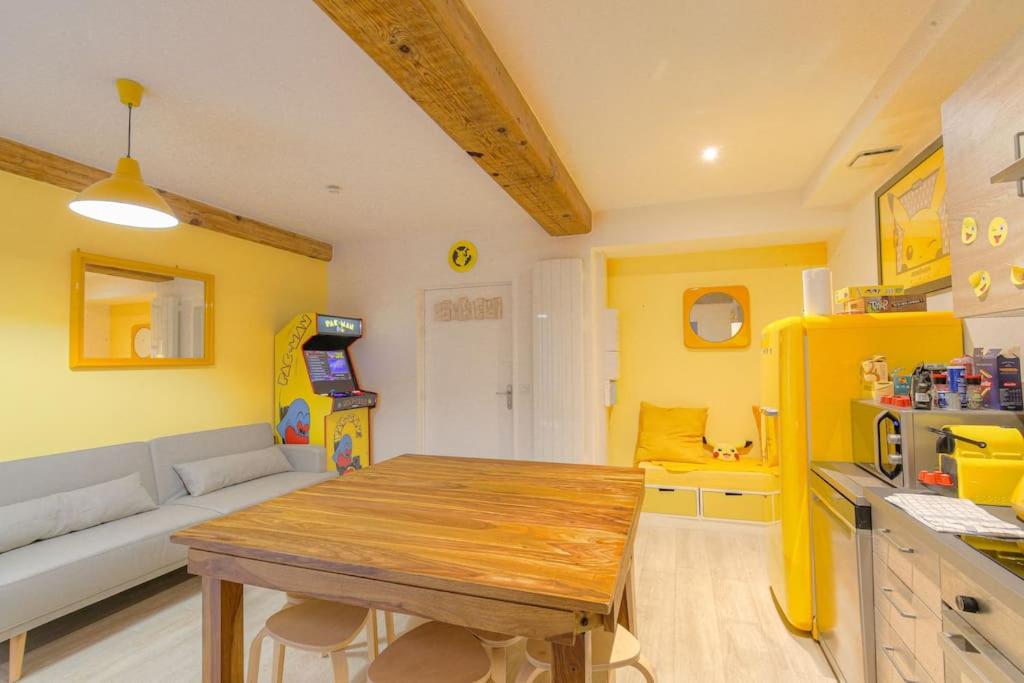 - une cuisine avec une table en bois dans une chambre dans l'établissement Spécial groupes Lyon - 10 personnes, à Lyon