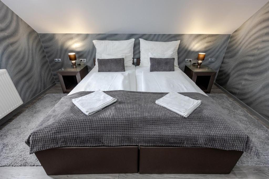 Postel nebo postele na pokoji v ubytování Royal Apartments Hotel Kecskemét