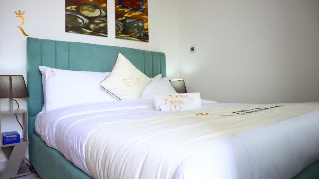 Postel nebo postele na pokoji v ubytování Plush 2BR Retreat in Masdar City - Modern Stay Near Masdar Park & City Centre