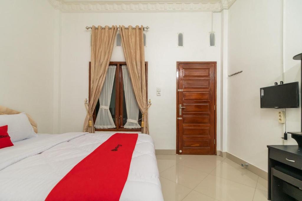RedDoorz Syariah near Universitas Putra Indonesia Padang - Economy Double Room