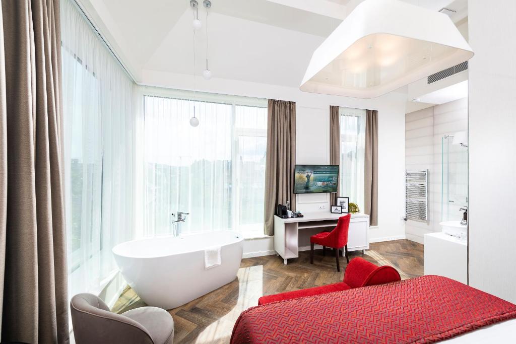 TV a/nebo společenská místnost v ubytování Three Corners Avenue Hotel