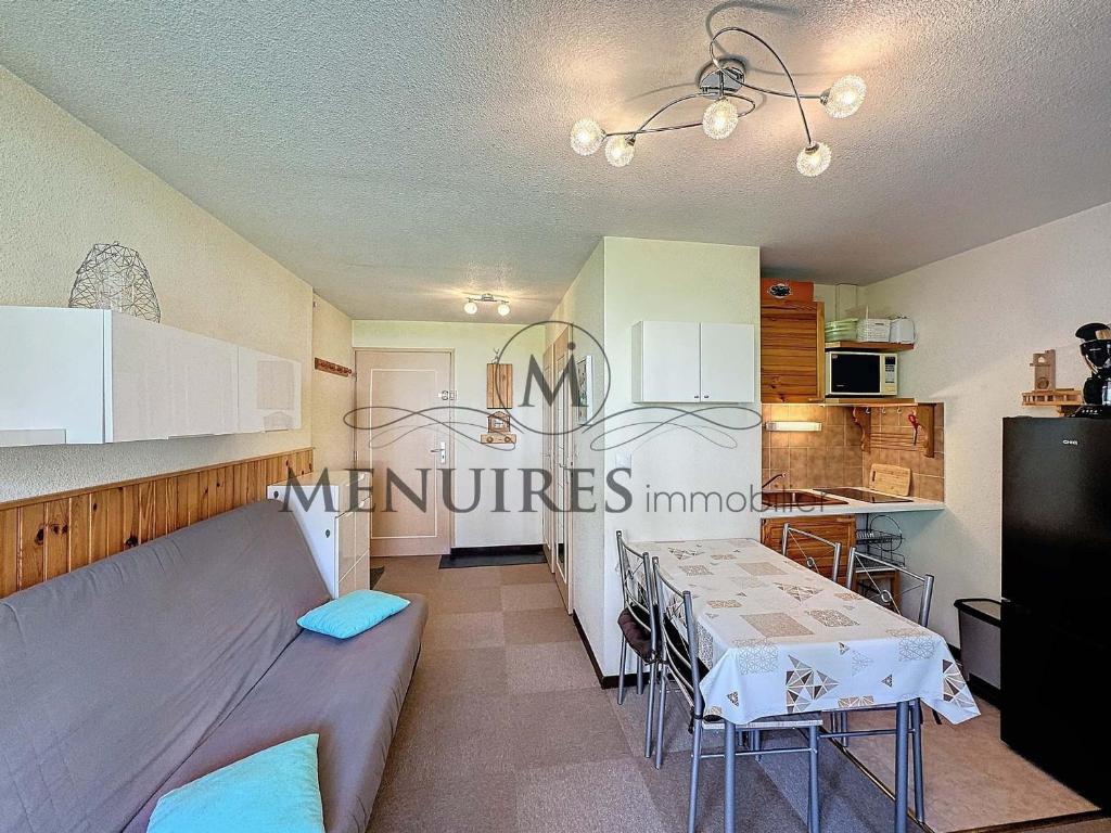 un salon avec un canapé et une table dans l'établissement Appartement 2 pièces, 4 pers, ski aux pieds, balcon, parking gratuit - FR-1-178-374, aux Menuires