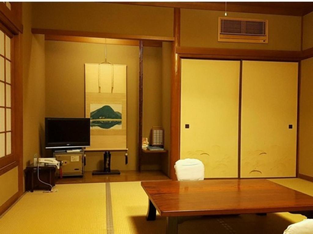 TV a/nebo společenská místnost v ubytování Tsukimotoya Ryokan