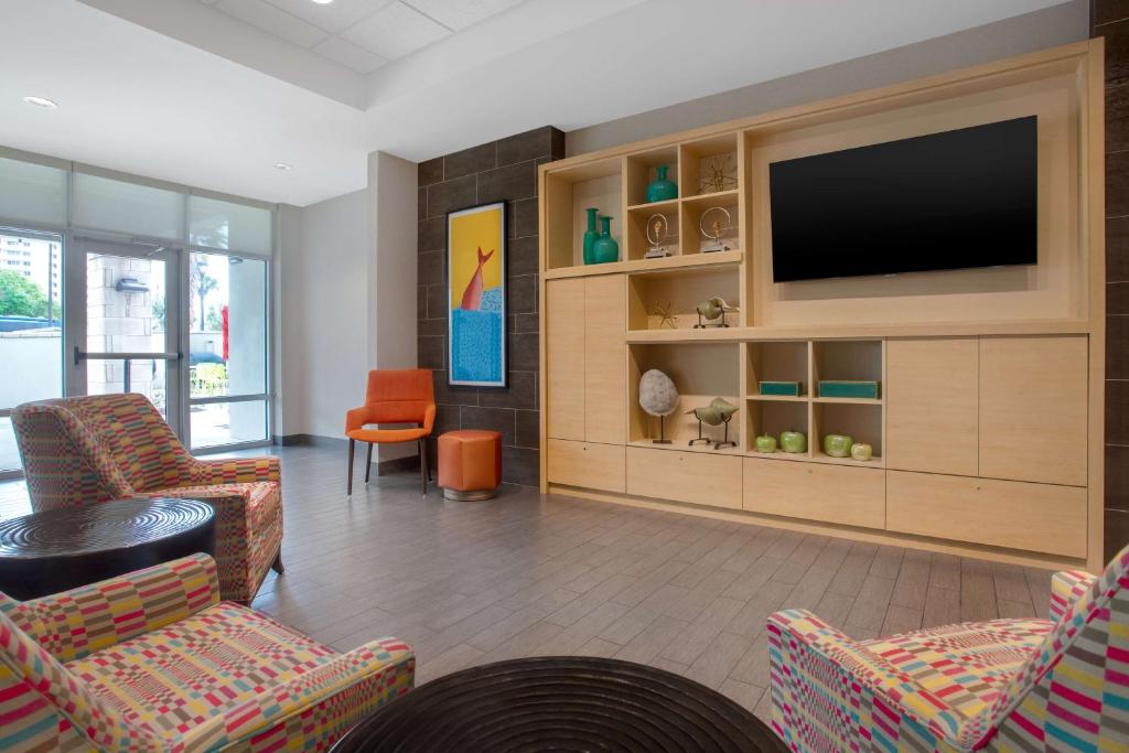 TV a/nebo společenská místnost v ubytování Home2 Suites by Hilton Destin