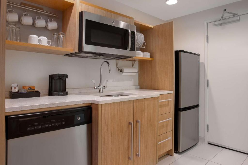 Kuchyň nebo kuchyňský kout v ubytování Home2 Suites by Hilton Destin