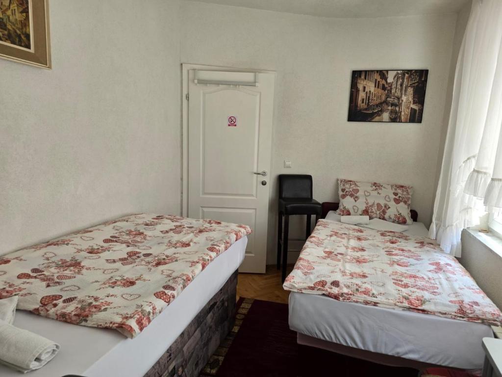 Postel nebo postele na pokoji v ubytování Apartments Stari Točak Sarajevo