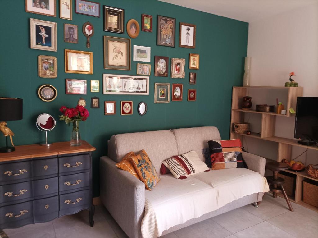 Photo de la galerie de l'établissement A 6mn de Sanary-5mn plage-Wifi-Balcon-Parking, à Six-Fours-les-Plages