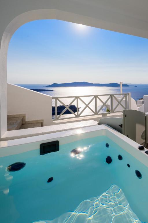 Bazén v ubytování Elia Caldera Suites nebo v jeho okolí