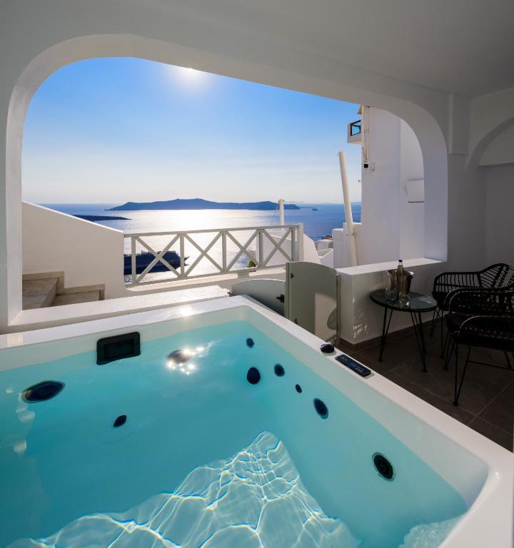 Bazén v ubytování Elia Caldera Suites nebo v jeho okolí