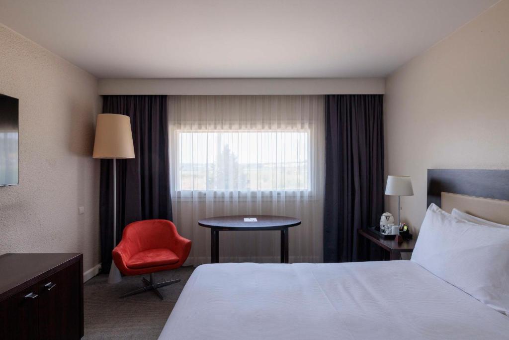 Postel nebo postele na pokoji v ubytování Hilton Garden Inn Marseille Provence Airport