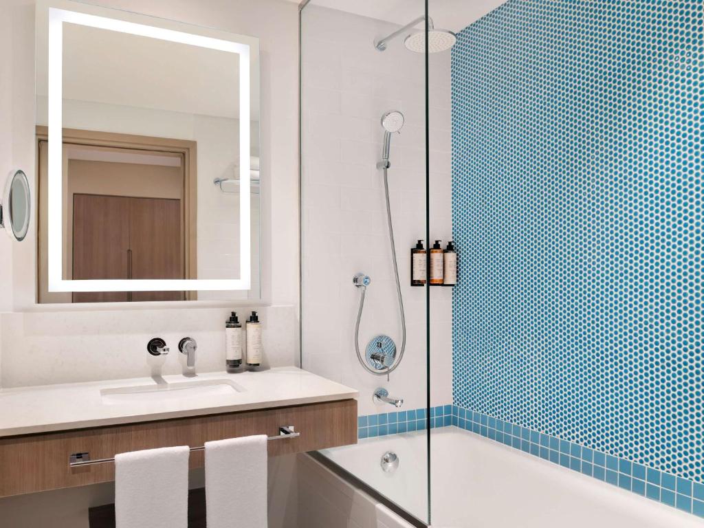 Koupelna v ubytování Mercure Dubai Deira