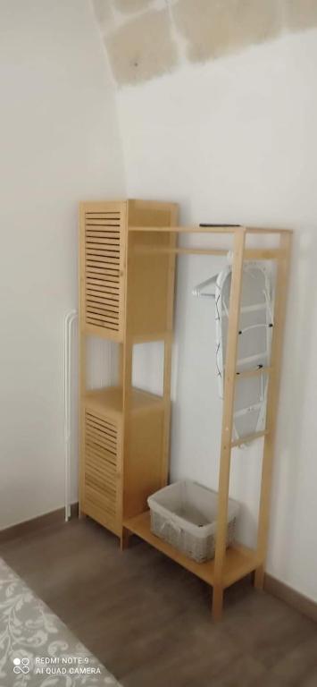 Palanda nebo palandy na pokoji v ubytování Suite Maison Rouge