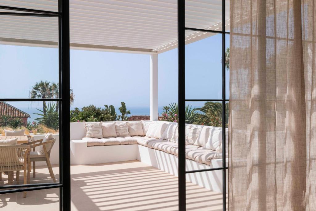 Et opholdsområde på La Villa Pura Vida San Diego - Luxury Villa with Wonderful Sea View - Direct walking access to beach! 5 min from Sotogrande