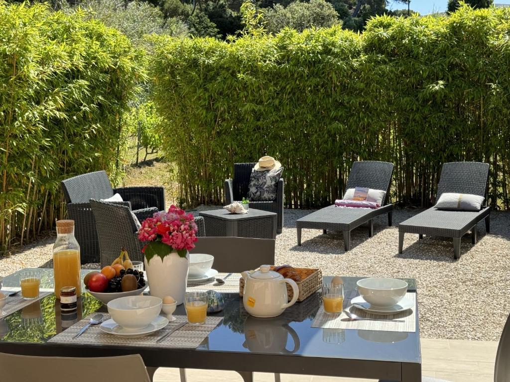 une table avec un bol de fruits dessus dans l'établissement L'Auguière Est, maisonnette sans vis-à-vis et au calme avec vue sur les vignes, à Hyères