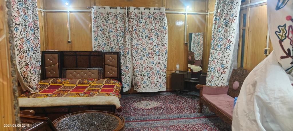 Postel nebo postele na pokoji v ubytování Houseboat Karima palace