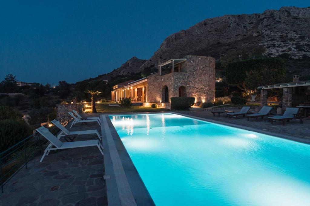 Bazén v ubytování Terra Casa Private Villa in Aegina Island nebo v jeho okolí