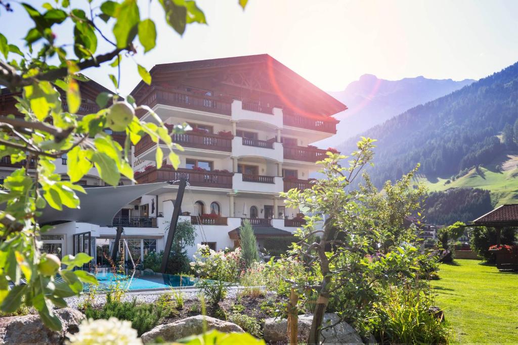 Nespecifikovaný výhled na hory nebo výhled na hory při pohledu z hotelu