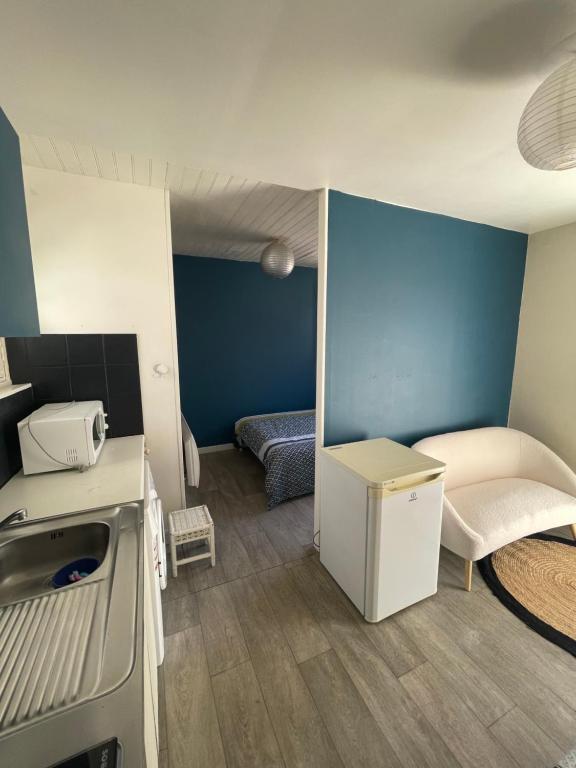Cette petite chambre comprend un lavabo et un lit. dans l'établissement Studio à Soorts-Hossegor, à Soorts-Hossegor