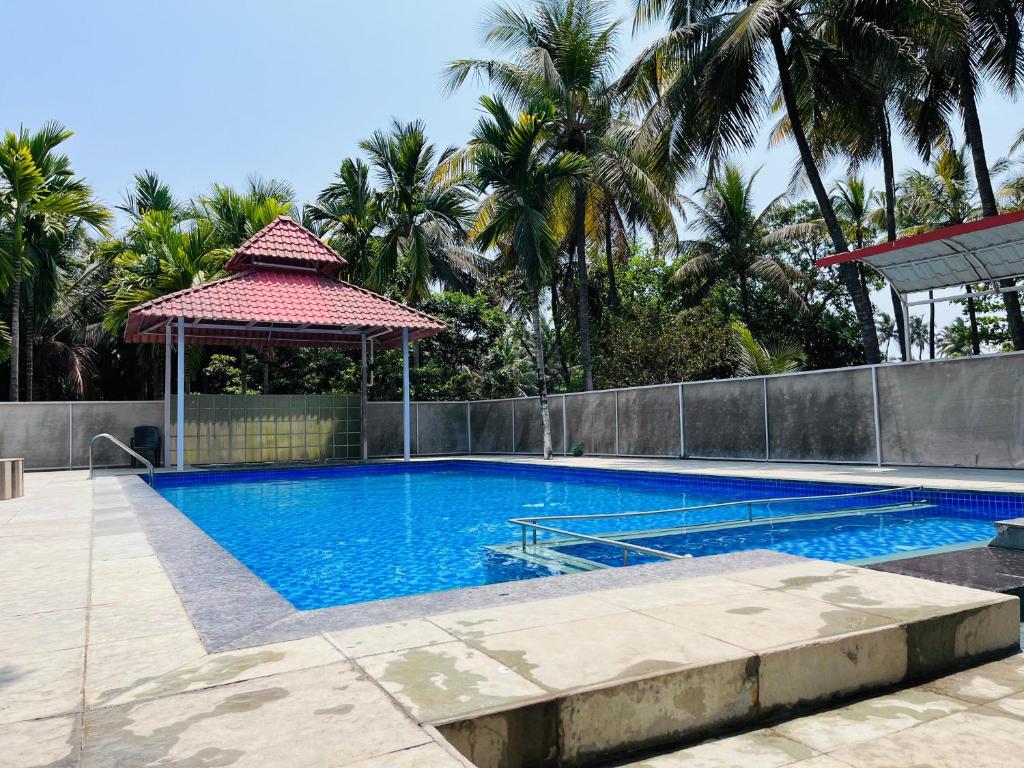 Bazén v ubytování Nisarg farm house beach resort Kashid nebo v jeho okolí