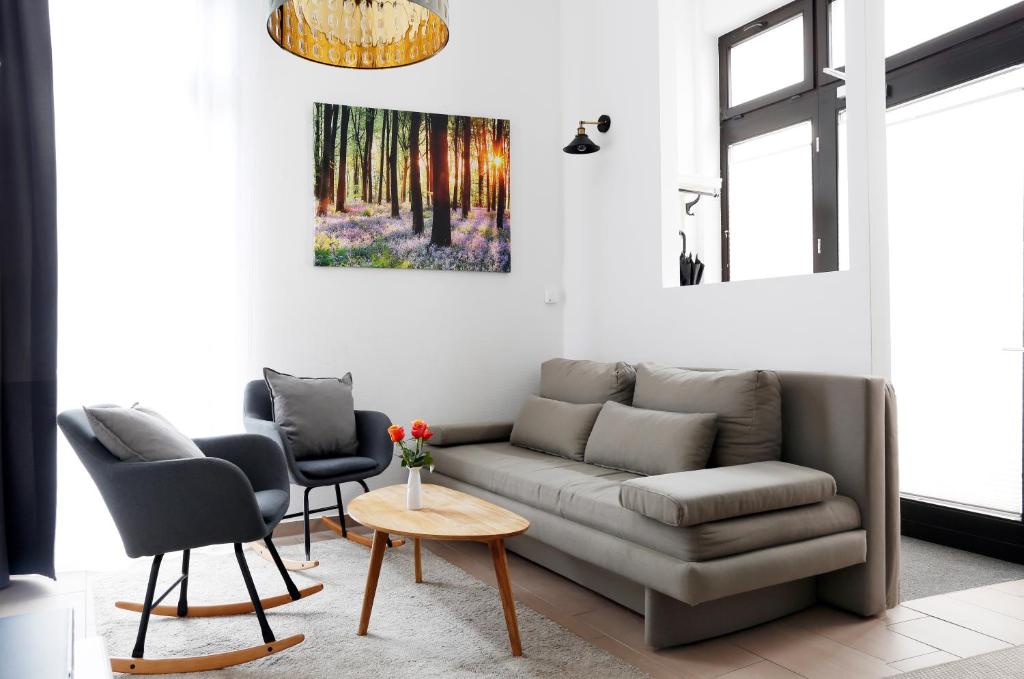 Posezení v ubytování NIEB by ROCKCHAIR Apartments l SUPERHOST Status l 3 Bedrooms Boxspringbeds 3 Bathrooms in Center "Kurfürstendamm" - Cozy Family & Business Flair welcomes you!