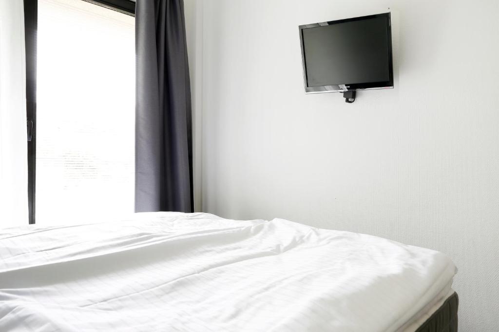 TV a/nebo společenská místnost v ubytování NIEB by ROCKCHAIR Apartments l SUPERHOST Status l 3 Bedrooms Boxspringbeds 3 Bathrooms in Center "Kurfürstendamm" - Cozy Family & Business Flair welcomes you!